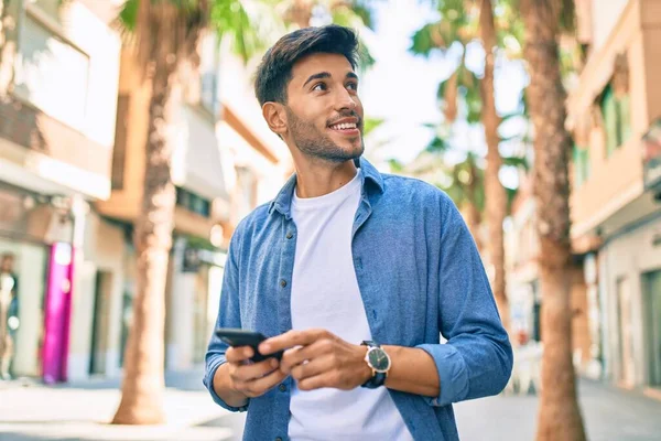 Giovane Uomo Latino Sorridente Felice Utilizzando Smartphone Piedi Città — Foto Stock