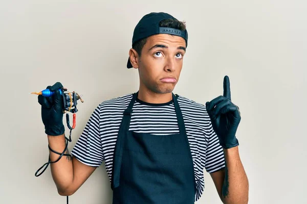 Joven Hombre Afroamericano Guapo Artista Del Tatuaje Con Uniforme Profesional —  Fotos de Stock