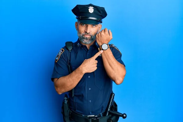 Polis Üniforması Giyen Orta Yaşlı Yakışıklı Adam Saati Sabırsızlığı Rahat — Stok fotoğraf