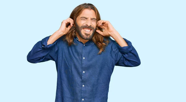 Uzun Saçlı Sakallı Çekici Bir Adam Gündelik Kıyafetler Giyiyor Kulaklarını — Stok fotoğraf