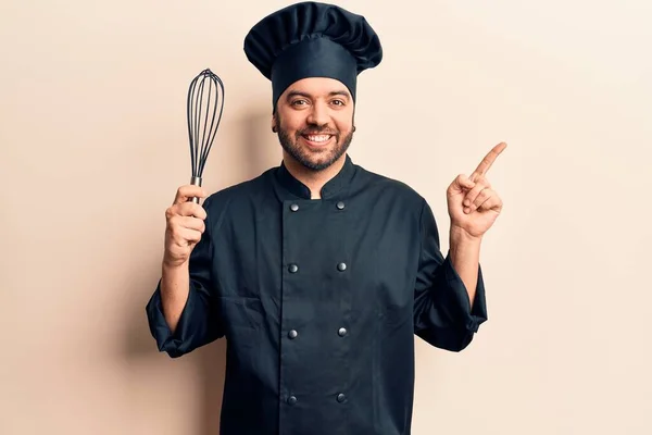 Joven Hombre Hispano Con Uniforme Cocina Sosteniendo Batidor Sonriendo Feliz — Foto de Stock