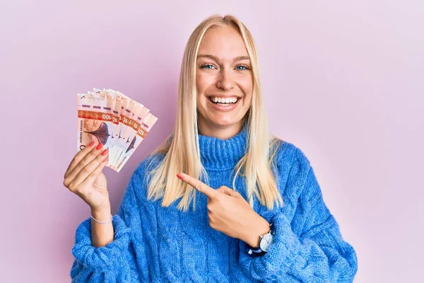 Menina Loira Jovem Segurando 100 Notas Coroa Norwegian Sorrindo Feliz — Fotografia de Stock