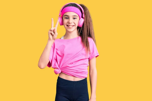 Menina Bonito Hispânico Criança Vestindo Roupas Ginástica Usando Fones Ouvido — Fotografia de Stock