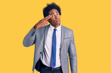 Yakışıklı Afro saçlı, iş ceketi giyen, silah gibi el ve parmaklarını havaya kaldırarak ateş eden, kendini öldüren Afro-Amerikan erkeği.. 