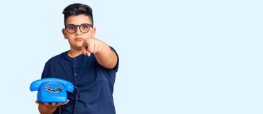 Küçük çocuk telefonu kullanıp kamerayı işaret ediyor ve sen kendine güvenen bir jest yapıyorsun. 