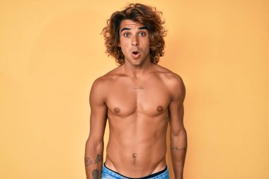 İspanyol asıllı genç adam şok olmuş suratıyla, şüpheci ve alaycı görünüyor, ağzı açık kalınca şaşırıyor. 