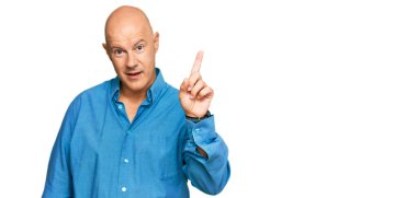 Orta yaşlı, kel, sıradan giyinmiş, başarılı bir fikri işaret eden bir adam. Heyecanlı ve mutlu. Bir numara.. 