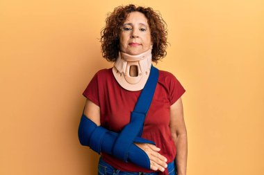 Güzel, orta yaşlı olgun bir kadın boyun tasması takıyor ve kol askıda düşünme tavrı takınıyor ve ayık bir yüz ifadesi takınıyor. Kendine güveniyor gibi görünüyor. 