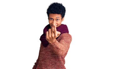 Sıradan bir kazak ve eşarp giyen Afro-Amerikalı genç adam seni buraya davet ediyor. 