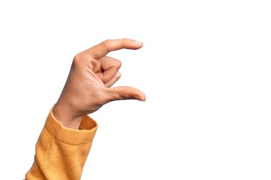 İzole edilmiş beyaz arka plan üzerinde parmaklarını gösteren beyaz bir adamın eli. Görünmez bir şeyi alıp, parmaklarıyla uzayı gösteren bir nesneyi tutuyor.