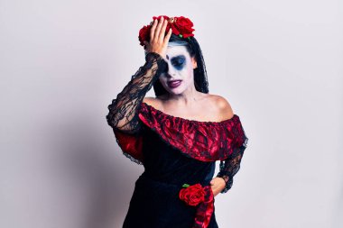 Meksika usulü makyaj yapan genç bir kadın el ele tutuşup hata yaptığını hatırladı. Unuttum, kötü hafıza kavramı. 