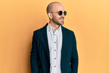 İş gömleği ve güneş gözlüğü takan İspanyol kel adam kendini kötü hissediyor ve soğuk algınlığı veya bronşitin belirtisi olarak öksürüyor. sağlık hizmeti kavramı. 