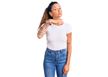 Sıradan beyaz tişörtler giyen, boğazını bıçak niyetine kesen Latin kökenli genç bir kadın saldırganlığı şiddetli bir şiddetle tehdit ediyor. 