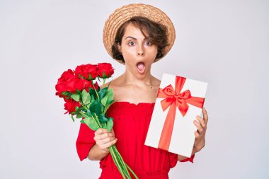 Yıldönümü için elinde bir buket çiçek tutan genç İspanyol kadın şaşkınlık ve şaşkınlık ifadesi, korku ve heyecan dolu yüz ifadesiyle şok olmuştu.. 