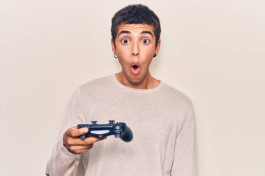 Genç Afrikalı Amerikalı adam video oyunu oynuyordu. Elinde kontrolör tutuyordu. Şaşırmak için ağzı açık kalmıştı. 