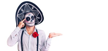 Arka planda ölü kostümü giymiş bir adam açık avuç içinin fotokopi alanını göstermesi ve parmak alnına işaret etmesi kafasını karıştırmış ve sinirlenmiş. Bunu bir düşün.. 