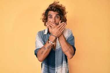 Yaz tarzı giyinen genç İspanyol adam yanlışlıkla ağızlarını kapatarak şoka girdi. gizli kavram. 