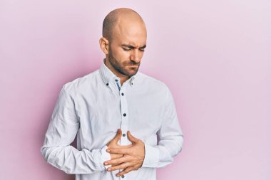 Günlük kıyafetler giymiş İspanyol kel bir adam gülümsüyor telefonla el ve parmak hareketleri yapıyor telefonda konuşuyor gibi. iletişim kavramları. 