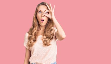 Sarışın, sıradan kıyafetler giyen, şaşırmış yüzüyle şaşırmış, parmaklarından bakan güzel, beyaz bir kadın. İnançsız ifade. 