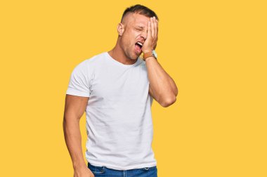 Yakışıklı, beyaz tişört giyen, yarı yüz, göz ve ağız ile esnemekten yorgun düşmüş kaslı bir adam. Yüzüm acıyor.. 