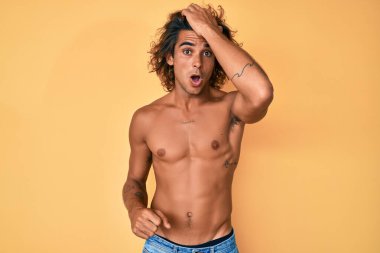 Yanlışlıkla el ele tutuşmuş, tişörtsüz duran İspanyol genç adam, hatayı hatırla. Unuttum, kötü hafıza kavramı. 