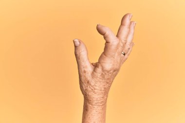 Beyazlar sarı arka planı ele geçirip görünmez nesneleri alıyorlar. Parmakları yer gösteren nesneleri tutuyorlar. 