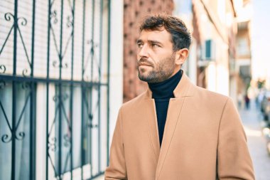 Dışarıda şık bir ceket giyen yakışıklı bir iş adamı.