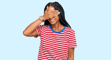 Güzel İspanyol kadın, sıradan kıyafetler giyip, gülümsüyor ve yüz yüze gülüyor. Şaşırtmak için gözleri örtüyor. kör kavram. 