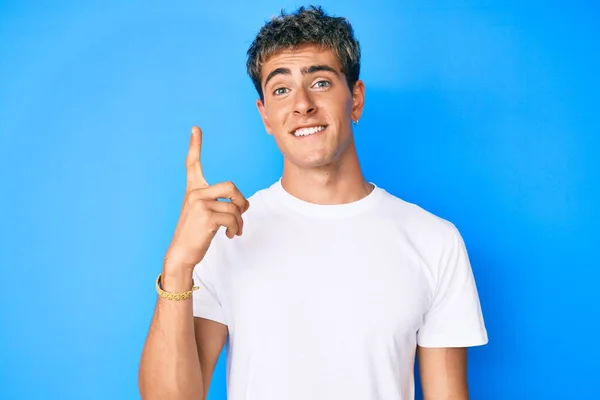 Homem Bonito Jovem Vestindo Casual Shirt Branca Apontando Dedo Para — Fotografia de Stock