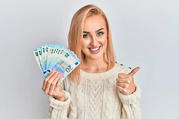 Hermosa Mujer Rubia Caucásica Sosteniendo Billetes Euros Sonriendo Feliz Positivo — Foto de Stock