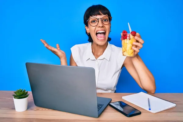 Hermosa Mujer Morena Trabajando Oficina Comiendo Fruta Sana Celebrando Victoria — Foto de Stock