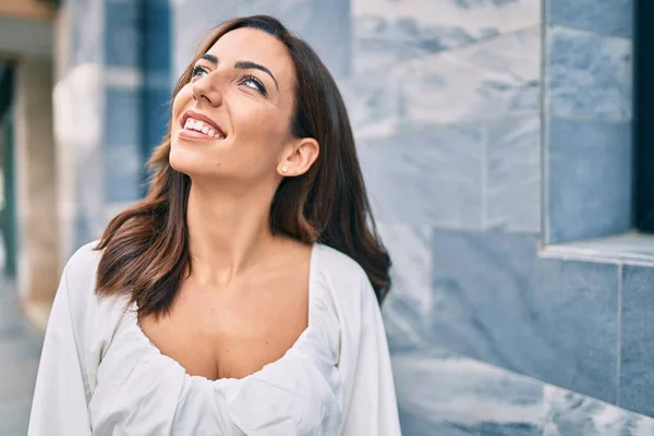 Joven Mujer Hispana Sonriendo Feliz Caminando Por Ciudad — Foto de Stock