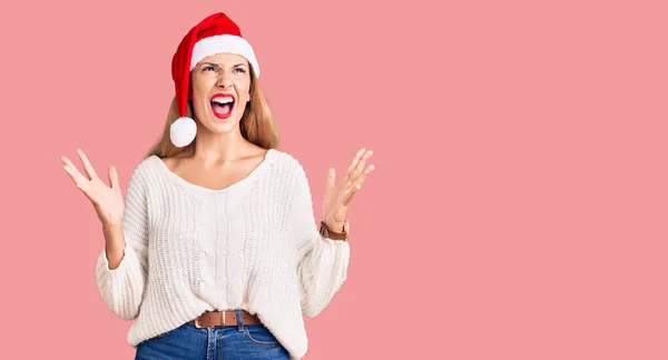 Mulher Bonita Usando Chapéu Natal Louco Louco Gritando Gritando Com — Fotografia de Stock