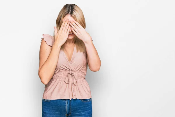 Jonge Blanke Vrouw Draagt Casual Kleding Met Droevige Uitdrukking Bedekken — Stockfoto