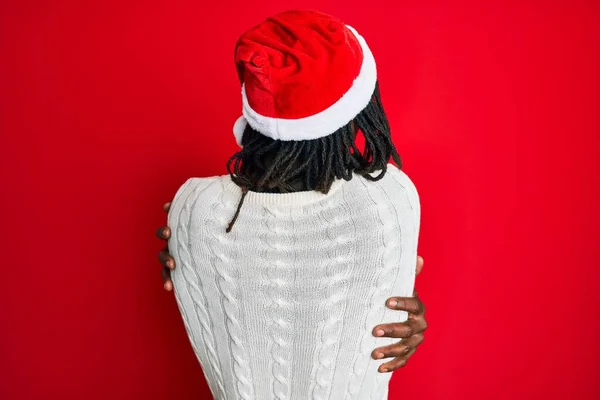 Homem Afro Americano Com Tranças Usando Chapéu Natal Abraçando Feliz — Fotografia de Stock