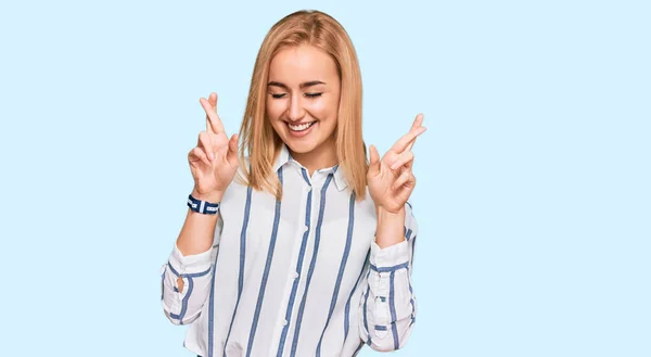 Beautiful Caucasian Woman Wearing Casual Clothes Gesturing Finger Crossed Smiling — Stock Photo, Image