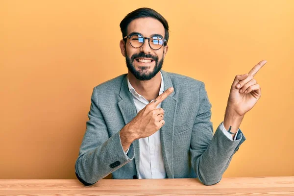 Jonge Latijns Amerikaanse Man Met Baard Die Zakelijke Kleding Draagt — Stockfoto