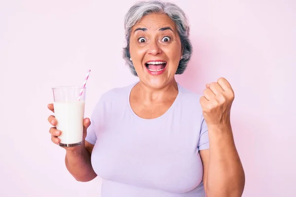 Senior Hispanische Frau Hält Glas Milch Schreiend Stolz Feiert Sieg — Stockfoto