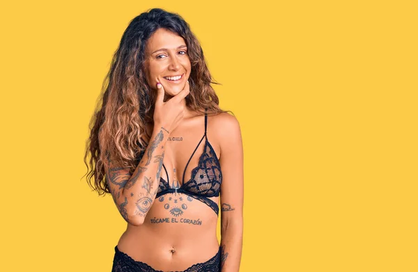 Ung Latinamerikansk Kvinna Med Tatuering Klädd Underkläder Tittar Säker Kameran — Stockfoto