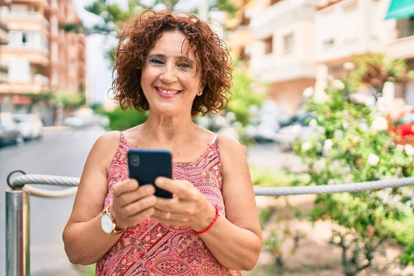 Medelålders Kvinna Ler Glad Med Smartphone Promenader Gatan Staden — Stockfoto