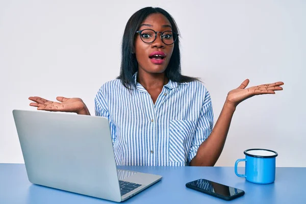 Mujer Afroamericana Joven Que Trabaja Oficina Con Ordenador Portátil Despistado —  Fotos de Stock