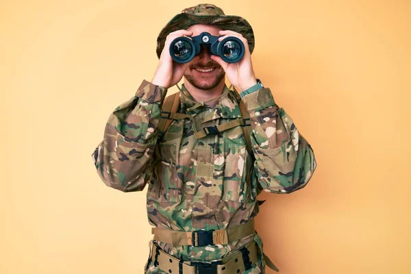 군복을 쌍안경으로 카메라를 표정을 표정을 — 스톡 사진