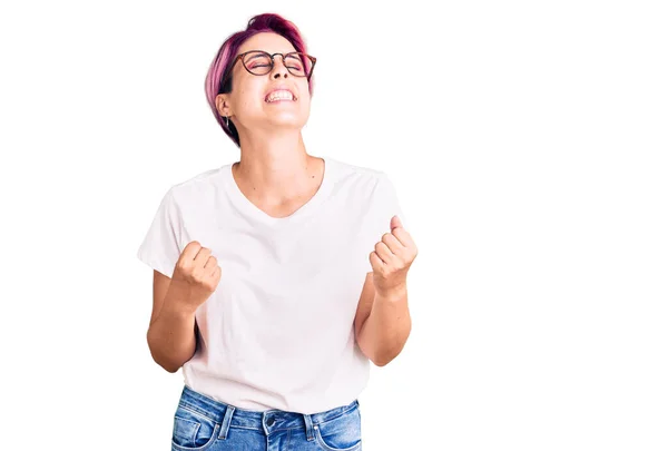 Joven Hermosa Mujer Con Pelo Rosa Con Ropa Casual Gafas —  Fotos de Stock