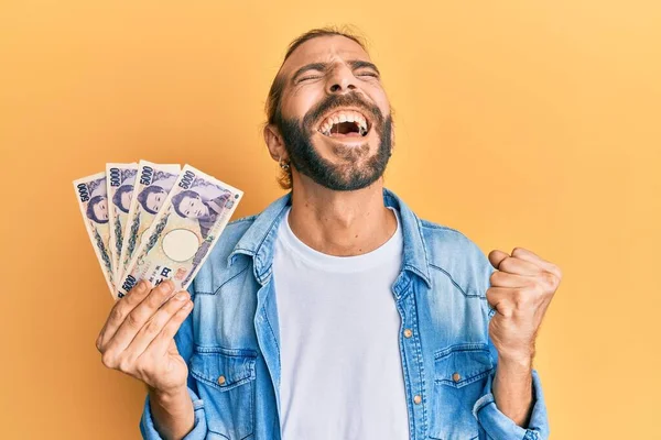 Homem Atraente Com Cabelos Longos Barba Segurando 5000 Notas Iene — Fotografia de Stock