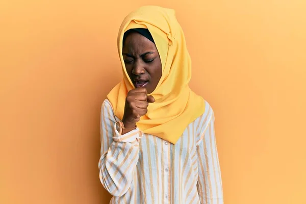 Vacker Svart Kvinna Bär Traditionell Islamisk Hijab Halsduk Skriker Och — Stockfoto