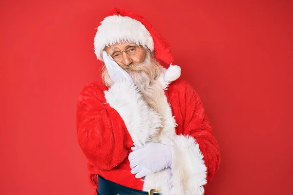 Starý Starší Muž Šedivými Vlasy Dlouhými Vousy Sobě Tradiční Santa — Stock fotografie