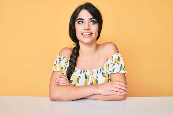 Brunette Tiener Meisje Dragen Casual Kleren Zitten Tafel Gelukkig Gezicht — Stockfoto