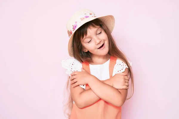 春の帽子を身に着けている長い髪を持つ小さな白人の子供の女の子は 自分自身が幸せと肯定的な抱擁 自信を笑顔 自己愛と自己ケア — ストック写真