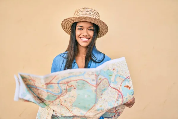 Mladý Latinsky Turista Dívka Dovolené Usměvavý Šťastný Držení Města Mapa — Stock fotografie