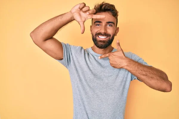 Jovem Hispânico Vestindo Roupas Casuais Sorrindo Fazendo Moldura Com Mãos — Fotografia de Stock